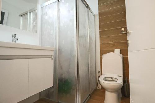 ein Badezimmer mit Toilette, Dusche und Waschbecken in der Unterkunft MyGuest Cornelius 29, Luxury Studio Apartment in Iskele