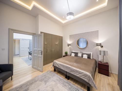 1 dormitorio con 1 cama y sala de estar en Central Market Residence, en Budapest
