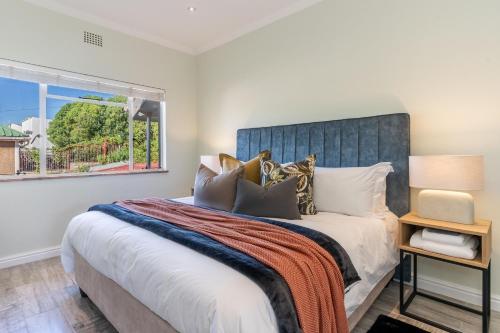 - une chambre avec un grand lit et une fenêtre dans l'établissement Tweede Boom, à Gordons Bay