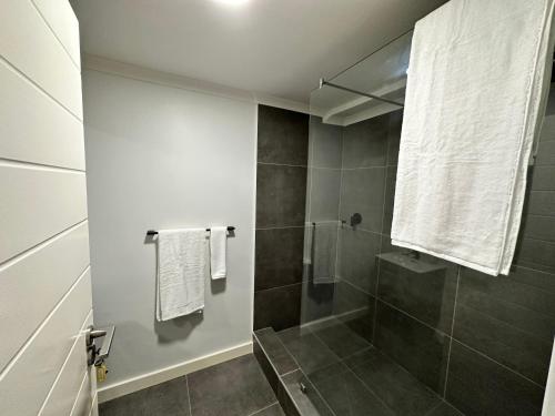 Bilik mandi di Newlands Peak Apartments