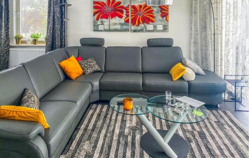 Ruang duduk di Cozy Home In Eext With Kitchen