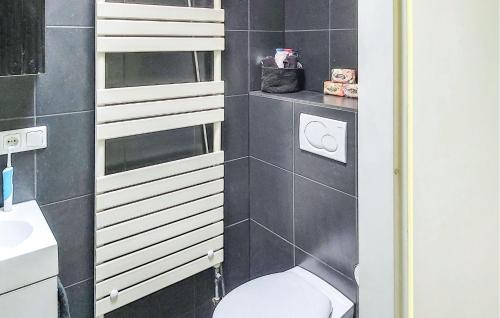 Koupelna v ubytování Cozy Home In Eext With Kitchen