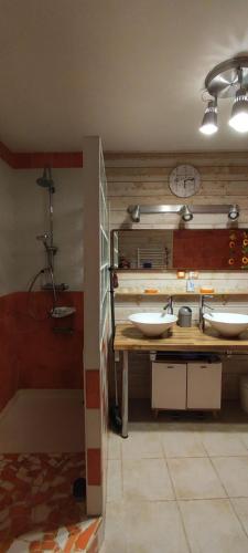 - une salle de bains avec deux lavabos dans l'établissement Chambre chez l'habitant 