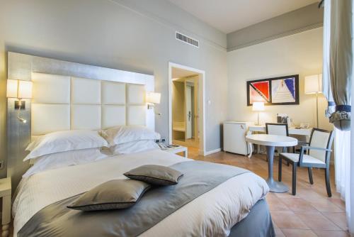 Кровать или кровати в номере Palazzo Caracciolo Naples