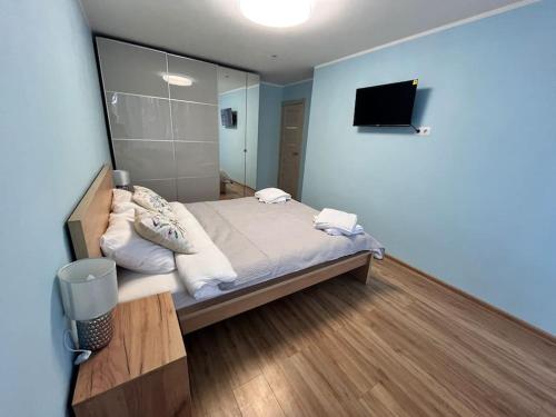 Кровать или кровати в номере Kalnciema flat