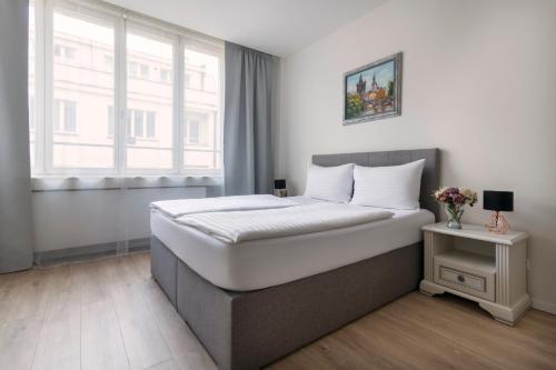 プラハにあるPrague Serenity Suites and Apartmentsのベッドルーム(大型ベッド1台、窓付)