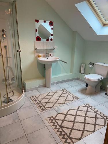 une salle de bain avec un lavabo et des toilettes dans l'établissement Retour aux sources, à Ventron