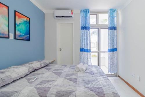 een slaapkamer met een bed met een knuffeldier erop bij PFL03 Apto 3 Quartos a 250m da Praia in Salvador