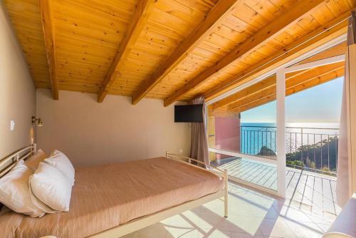 Postel nebo postele na pokoji v ubytování Luxury Loft Apartment with Pool Pelekas Beach Corfu