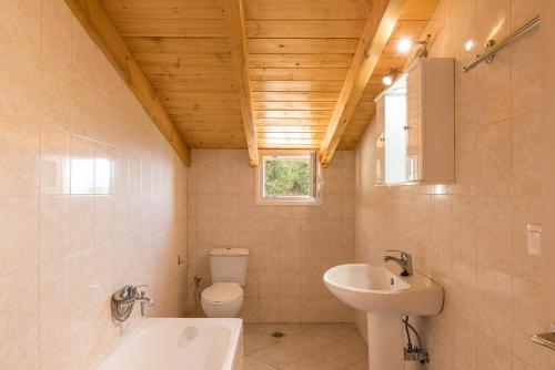 Koupelna v ubytování Luxury Loft Apartment with Pool Pelekas Beach Corfu