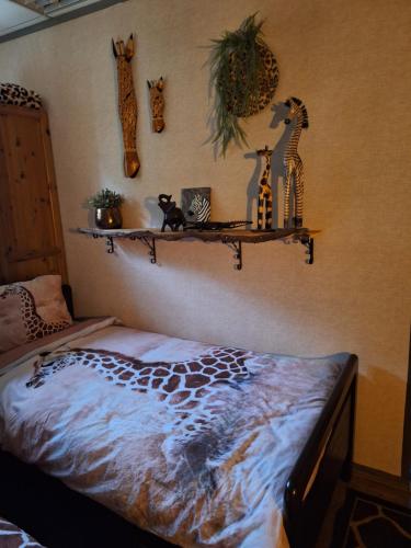 um quarto com uma cama e prateleiras na parede em B&B de Vrijheid en de Ruimte in Steenbergen em Steenbergen