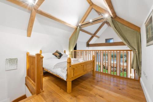 um quarto com uma cama e uma varanda em Knoll View Ranch - Group Hot Tub em Shepton Mallet