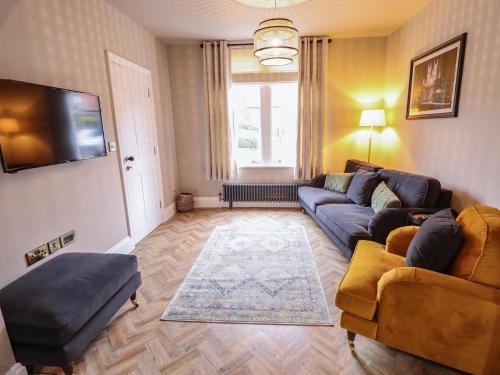 a living room with a couch and a tv at 17 Union Road House in Lincoln