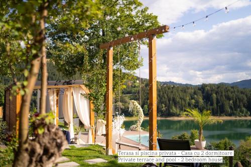 una ceremonia en el patio trasero con vistas al lago en Moon Lake Bicaz, en Buhalniţa