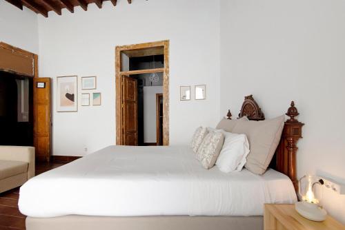una camera bianca con un grande letto con cuscini bianchi di Apto Don Pepe - Casa San Marcial a Las Palmas de Gran Canaria