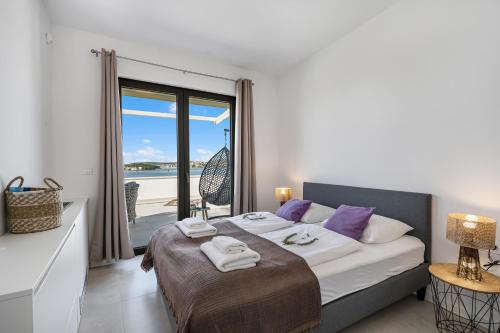 una camera con letto e vista sull'oceano di Villa Tyra a Ražanj