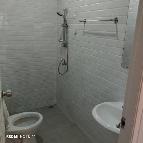 A bathroom at Bann Sukjai