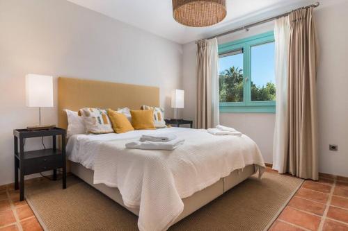 een slaapkamer met een groot bed en een raam bij 7 Room Villa Mansion - Sleeps 16+ in San Roque