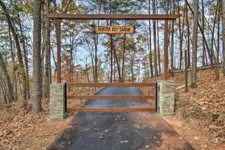 Φωτογραφία από το άλμπουμ του Spacious Cabin with Hot Tub near Carters Lake σε Ellijay