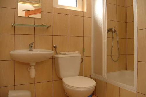 een badkamer met een toilet en een wastafel bij Bajkowy Las in Mielno