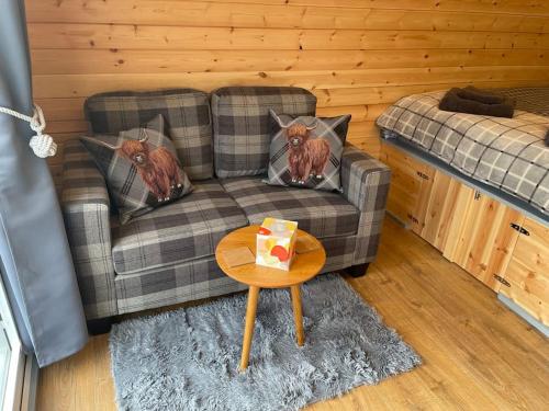 Ein Sitzbereich in der Unterkunft Bonny Wee Snug - Pod in Spean Bridge