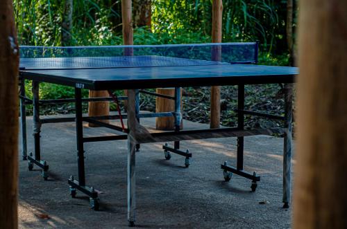 una mesa de ping pong con una blusa azul. en Susa Gardens, en Ruhengeri