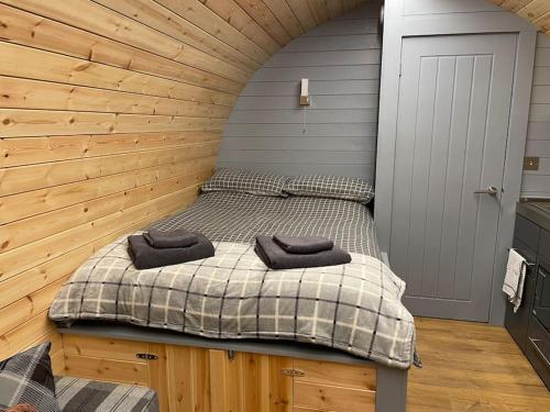 Postel nebo postele na pokoji v ubytování Bonny Wee Snug - Pod in Spean Bridge
