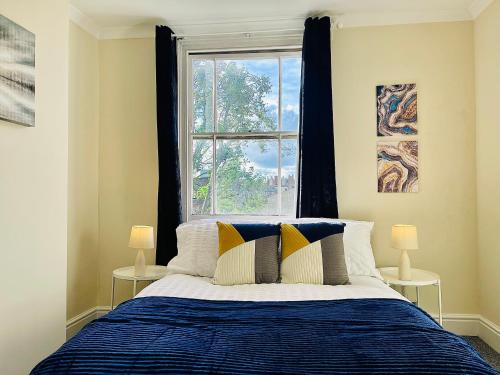 a bedroom with a bed and a window at 2 Bedroom Flat In Central London in London