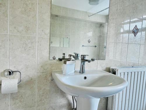 a bathroom with a sink and a mirror at 2 Bedroom Flat In Central London in London