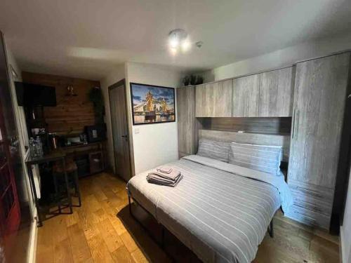 Gallery image of 2 Bedrooms Studio Flat with EV charge for short stay in Greenhithe