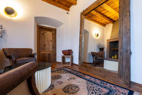a living room with a couch and a mirror at Relais Villa Carrara in Villa di Serio