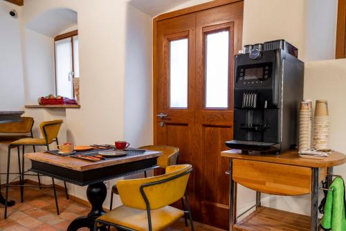 a room with a table with a microwave on a table at Relais Villa Carrara in Villa di Serio