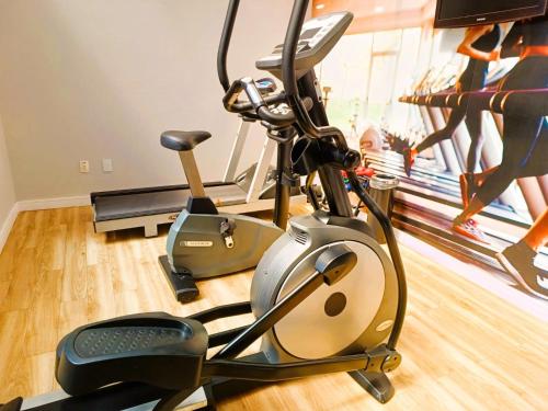 a gym with a treadmill and people walking in a gym at Hotel Riviera in Araçatuba