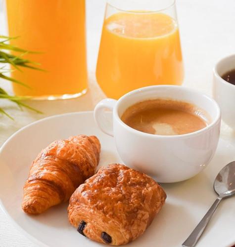 ein Teller mit einer Tasse Kaffee und Croissants in der Unterkunft Le Countryside- hyper centre in Sens
