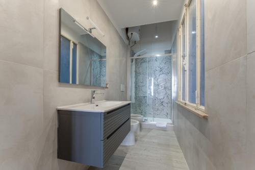 Un baño con lavabo e inodoro en Palazzo Pamphili Lecca di Guevara, en Roma