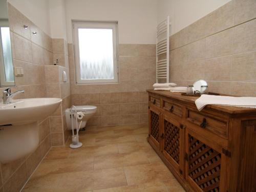 uma casa de banho com um lavatório e um WC em 2-room apartment in Lübben in the Spreewald em Lübben