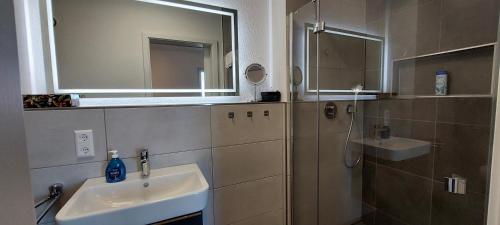uma casa de banho com um lavatório e um espelho em Hotel Kalenborner Höhe em Kalenborn