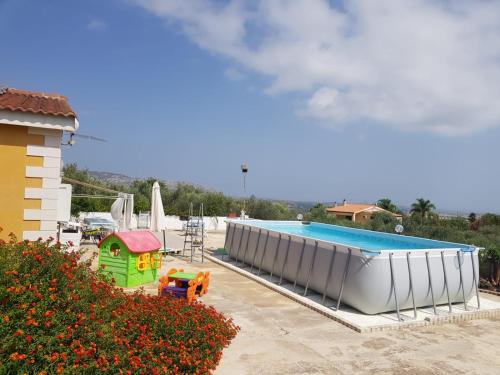 une arrière-cour avec une piscine à côté d'une maison dans l'établissement Villa Enea - ad uso esclusivo dei nostri ospiti, à Solarino