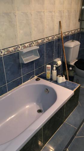 ein Bad mit einer Badewanne und einem WC in der Unterkunft cozy room near the airport in Kairo