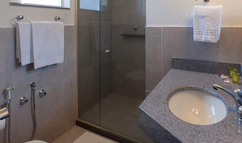 a bathroom with a sink and a shower at Hotel Dominguez Master in Nova Friburgo