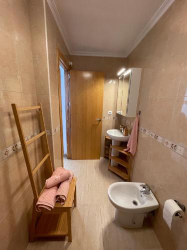 ein Bad mit einem Waschbecken und einem WC in der Unterkunft Villa Lilibella in San Juan de los Terreros
