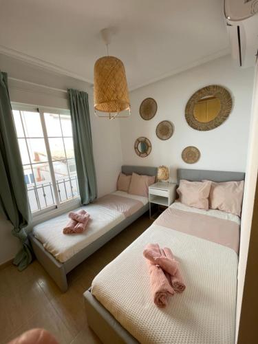 Cette chambre comprend 2 lits et un canapé. dans l'établissement Villa Lilibella, à San Juan de los Terreros