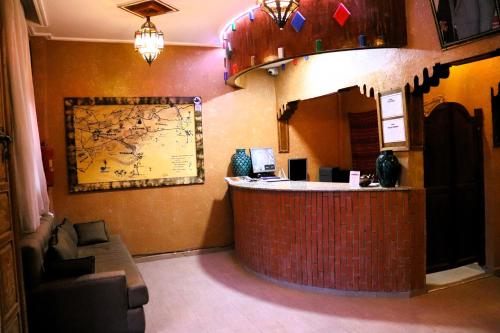 un hall d'un restaurant avec un comptoir et un bar dans l'établissement Riad ait Ben Haddou, à Aït Ben Haddou