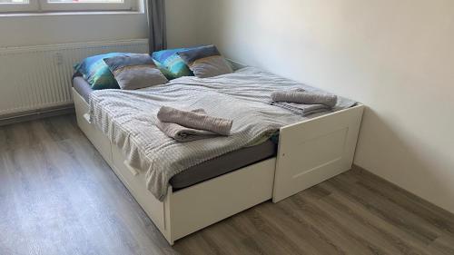 ein kleines Bett in einer Ecke eines Zimmers in der Unterkunft NOVÝ krásný apartmán - 15 min od centra in Prag