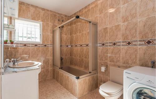 ein Bad mit einer Dusche, einem WC und einem Waschbecken in der Unterkunft Cozy Home In Roda De Ber With Wi-fi in Roda de Berà