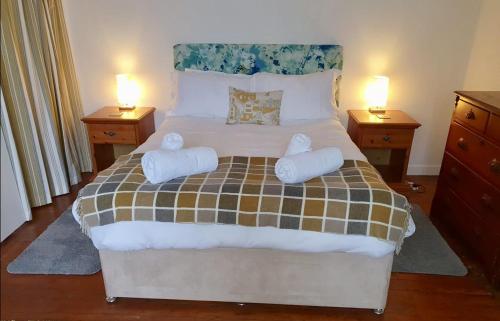 een slaapkamer met een groot bed en handdoeken bij West House in Stein