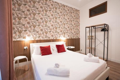 1 dormitorio con 1 cama blanca grande con almohadas rojas en Vatican Apartment Santamaura en Roma