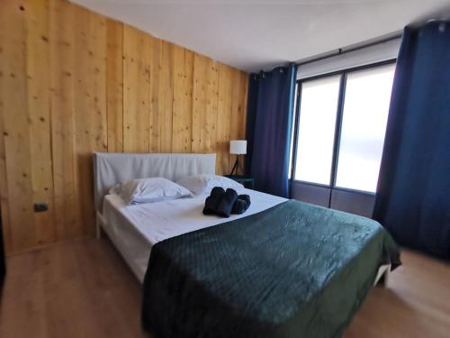 - une chambre dotée d'un lit avec deux chaussures noires dans l'établissement Millerand maison climatisation 3 chambres jardin et stationnement proche intra muros, à Avignon