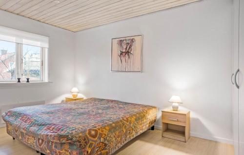 ein Schlafzimmer mit einem Bett und zwei Nachttischen in der Unterkunft 3 Bedroom Lovely Home In Thyholm in Thyholm