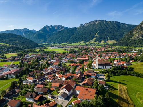 una vista aerea di una piccola cittadina in montagna di Chalet am Breitenberg Appartement CB 08 a Pfronten